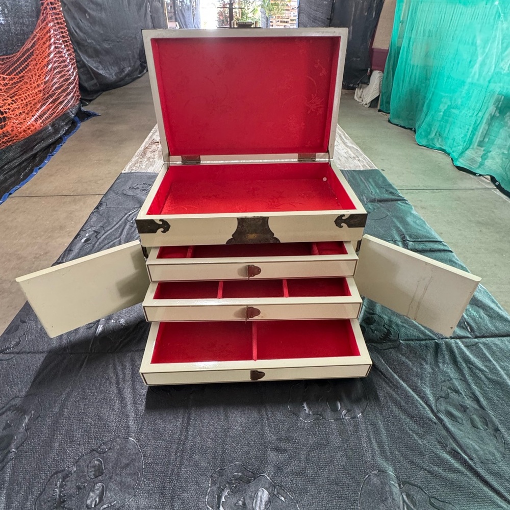 Vintage Jewelery Box